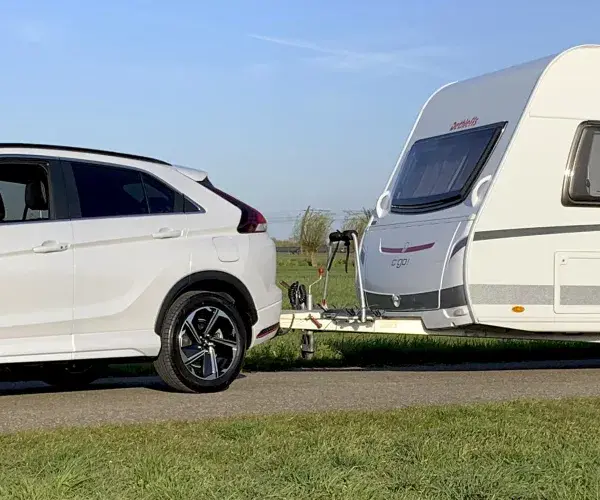 Mitsubishi Eclipse Cross PHEV in de polder met caravan