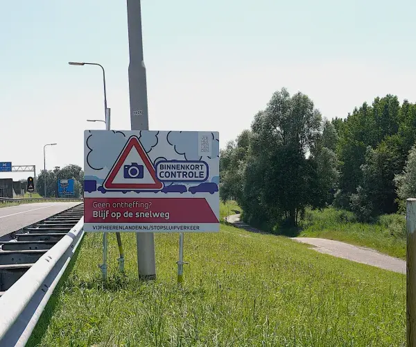 Bord met tekst maatregelen sluipverkeer op afrit A2 Vianen