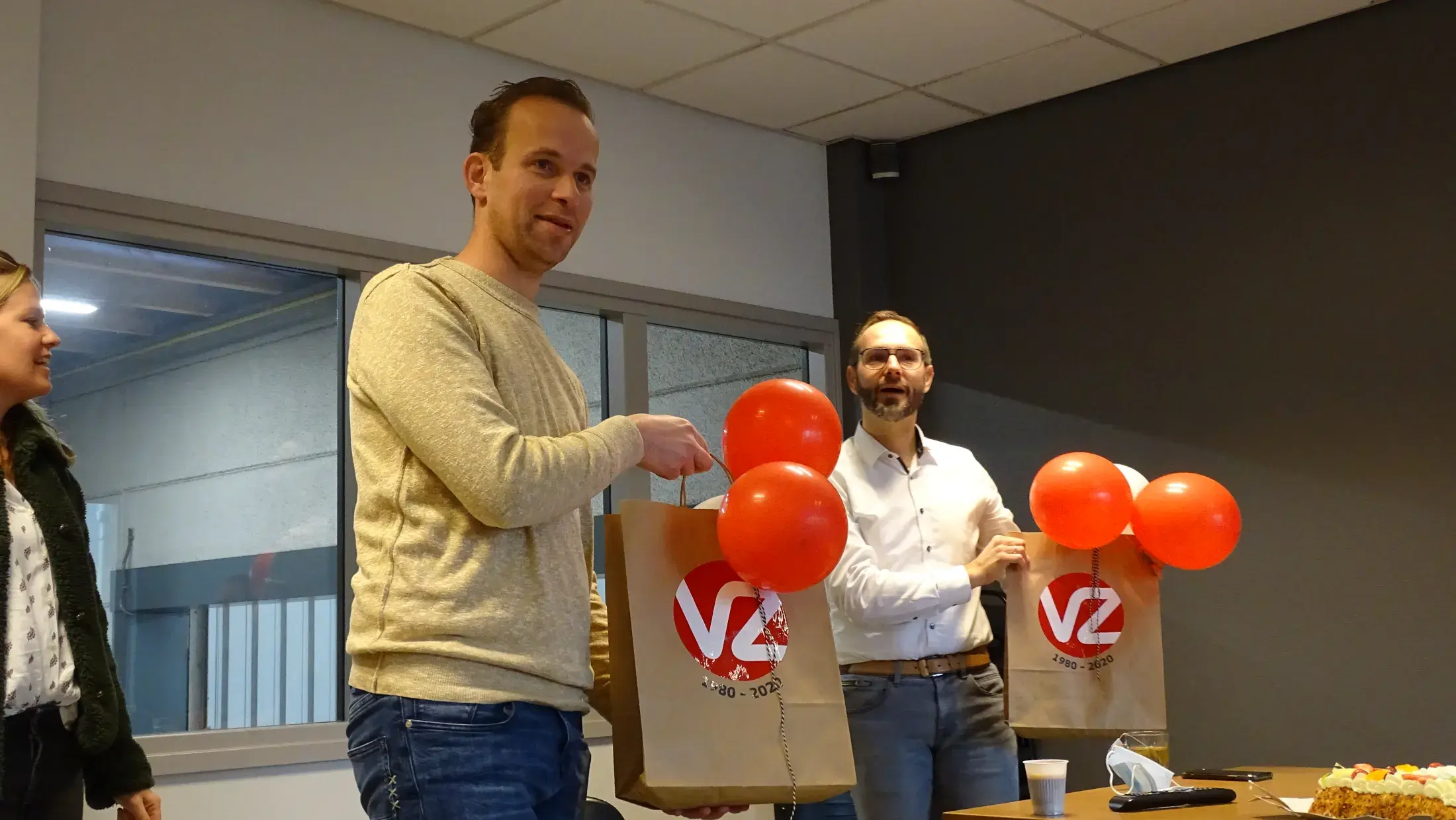 Arie en Thijs krijgen cadeau van personeel