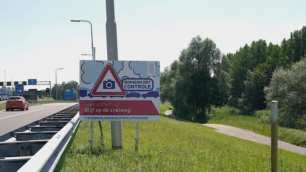 Bord met tekst maatregelen sluipverkeer op afrit A2 Vianen