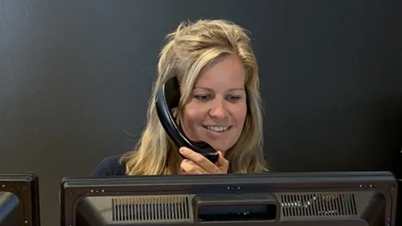 Contact met Autobedrijf Van Zessen Esther Weeterings aan de telefoon