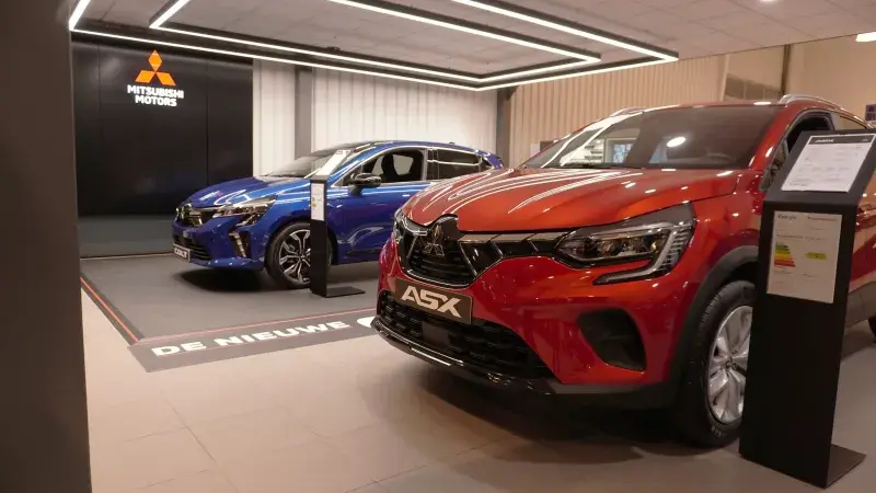 Nieuwe Mitsubishi Colt Royal Blue en Mitsubishi ASX Sunrise Red in de showroom